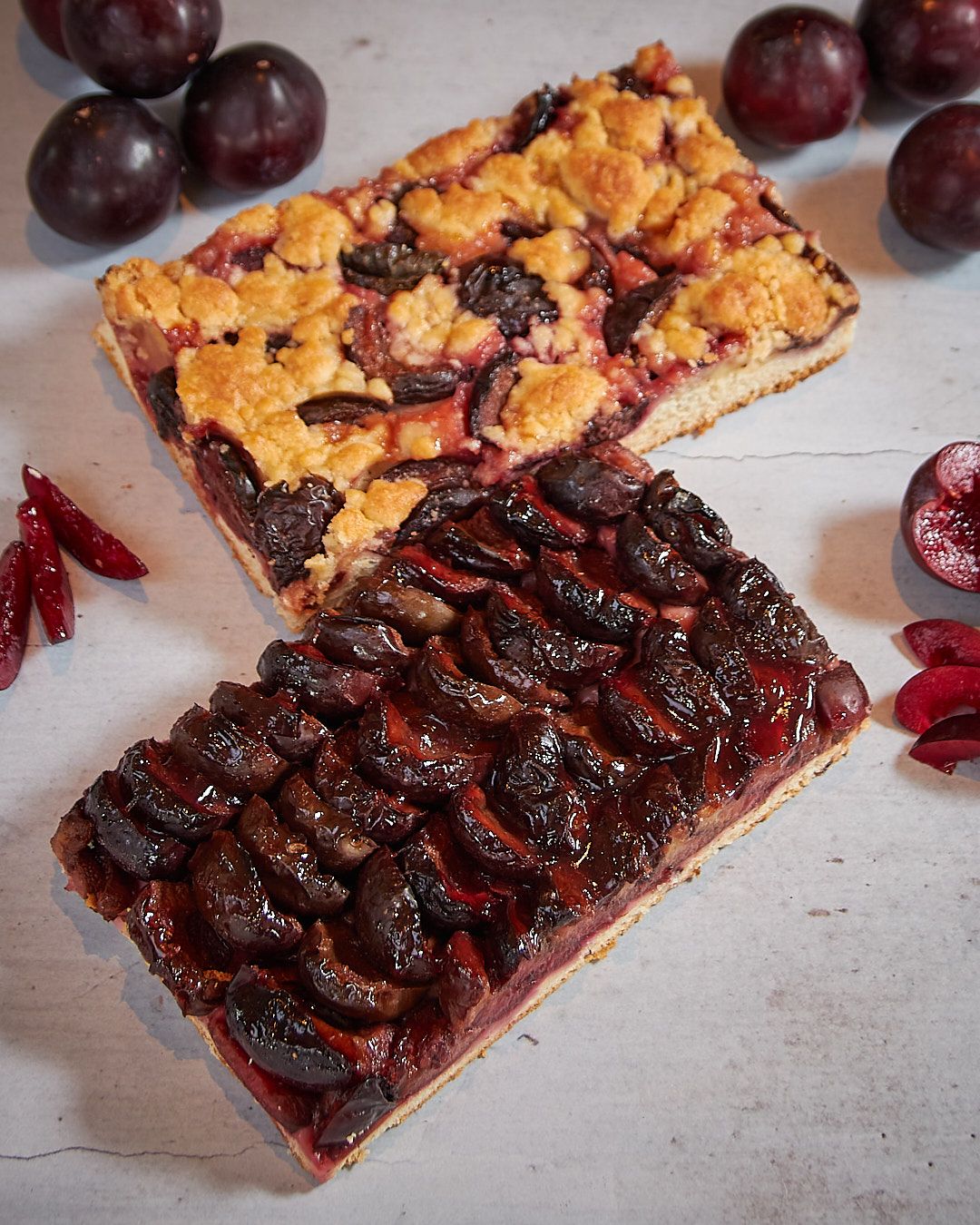 Bäcker Müller Produkte Torten und Schnitten: Ein Stück Zwetschgenkuchen gelegt und ein Stück Zwetschge-Streusel