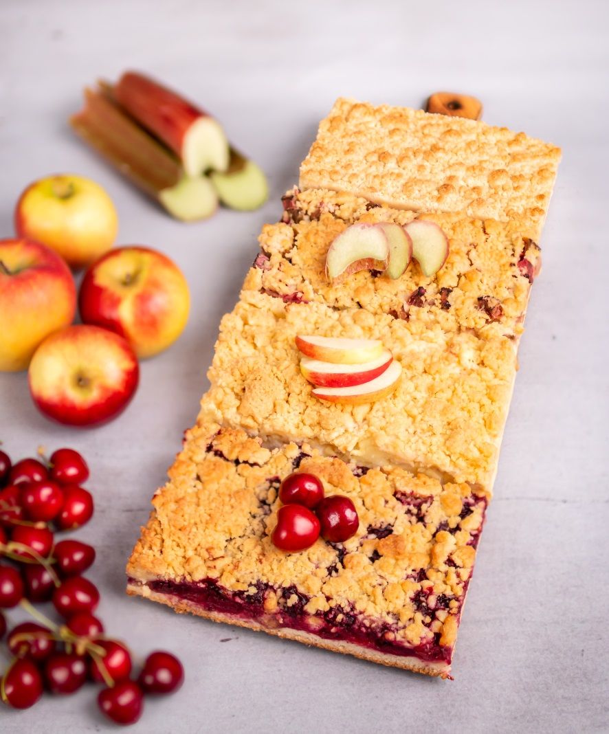 Bäcker Müller Produkte Torten und Schnitten: verschiedene Sorten Obst-Streusel, mit Kirsche, Apfel, Rhabarber