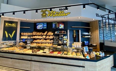Bäcker Müller Standort-Typ: Vorkassen-Zone. Ansicht der Verkaufstheke.