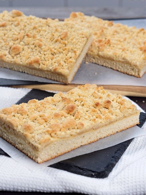Bäcker Müller Produkte Torten und Schnitten: Eine Platte Streuselkuchen auf einer Schieferplatte