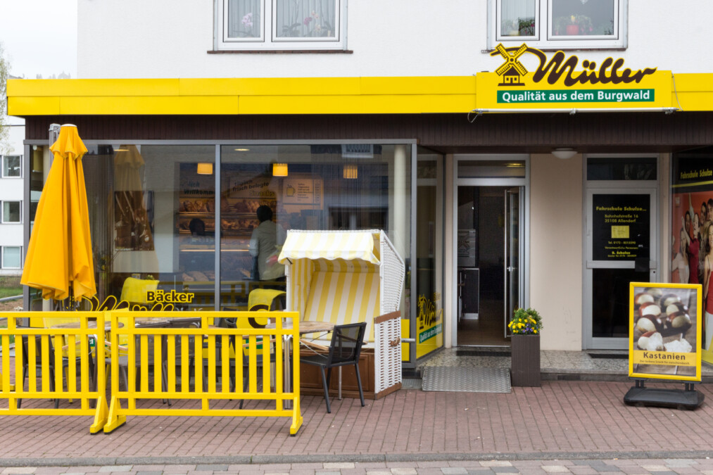 Bäcker Müller, Filiale in Allendorf, Bahnhofstraße, Außen-Ansicht der Filiale, Eingangsbereich