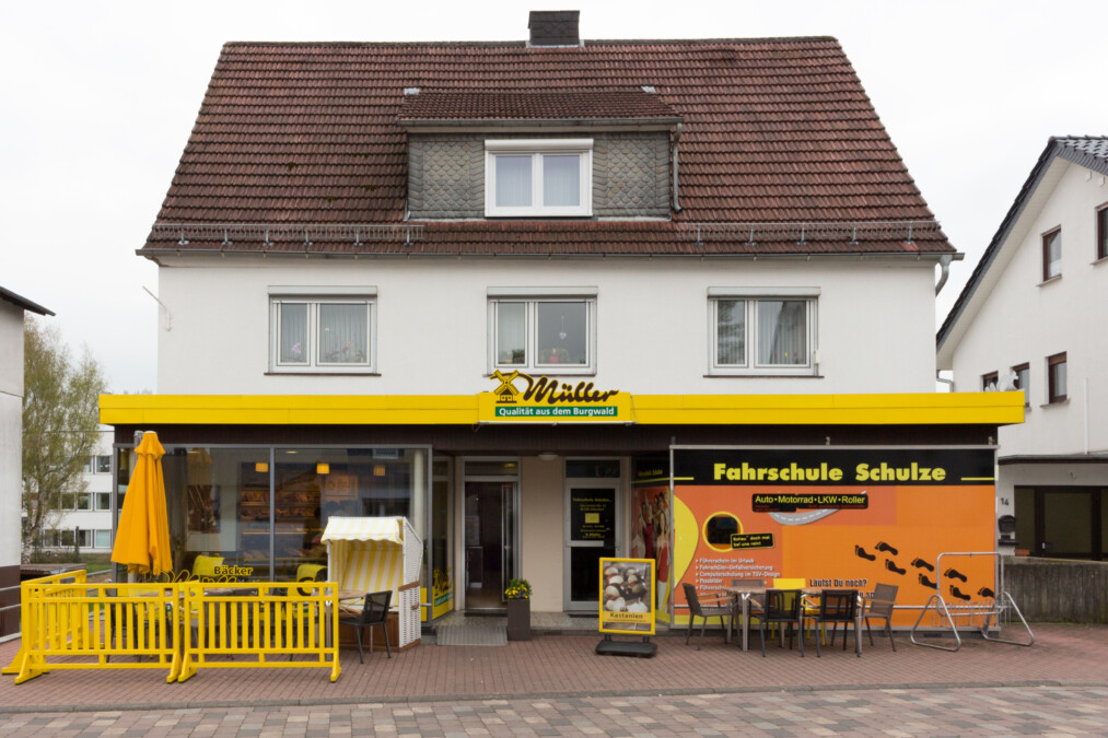 Bäcker Müller, Filiale in Allendorf, Bahnhofstraße, Außen-Ansicht der Filiale neben Fahrschule Schulze