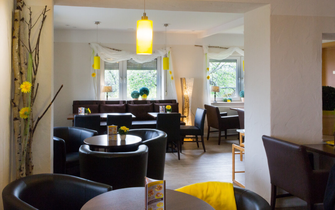 Bäcker Müller, Filiale in Allendorf, Bahnhofstraße, Ansicht der Cafe-Ecke mit Sesseln und Tischen