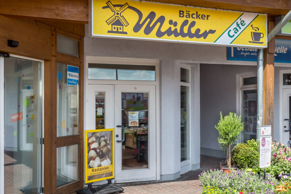Bäcker Müller, Filiale in Amöneburg-Rossdorf, Lindenstrasse, Ansicht Eingang mit Bäcker Müller-Schild