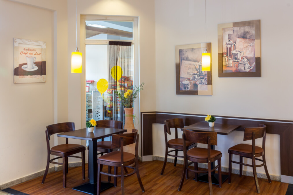 Bäcker Müller, Filiale in Amöneburg-Rossdorf, Lindenstrasse, Ansicht Cafe-Bereich mit Tischen und Stühlen