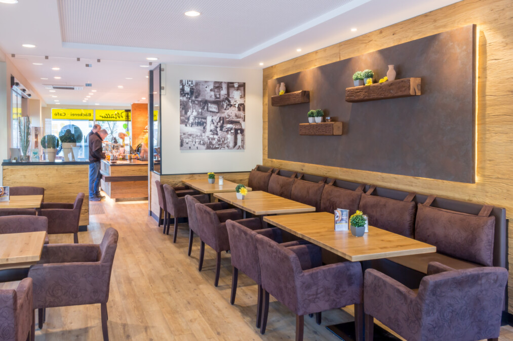 Bäcker Müller, Filiale in Bad-Laasphe, Bahnhofstraße, Ansicht 2 Cafe-Bereich mit Polsterstühlen und Tischen