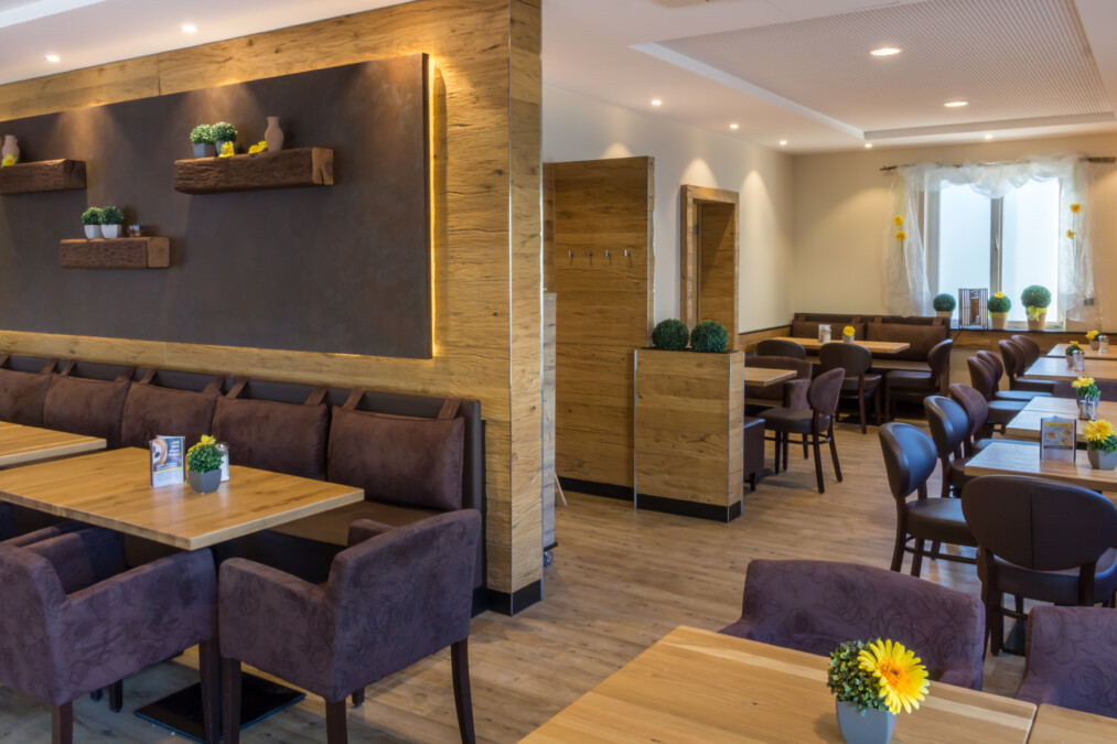 Bäcker Müller, Filiale in Bad-Laasphe, Bahnhofstraße, Ansicht 1 Cafe-Bereich mit Polsterstühlen und Tischen