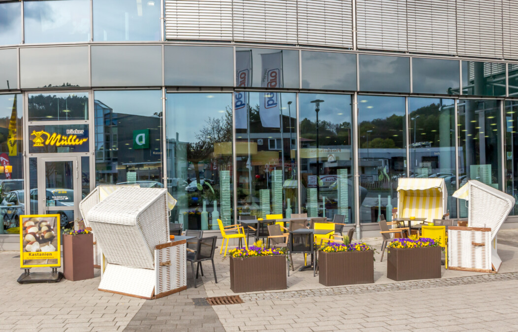 Bäcker Müller, in Marburg bei Begro, Tom Mutters Strasse, Ansicht Außenbereich mit Strandkörben, Tischen und Stühlen