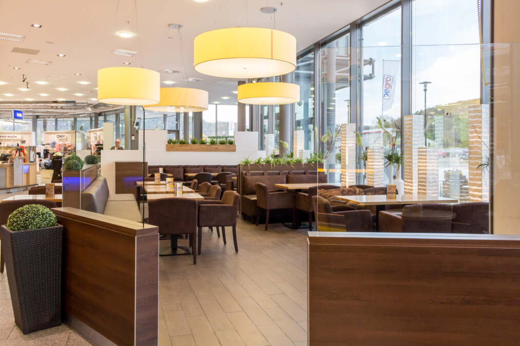 Bäcker Müller, in Marburg bei Begro, Tom Mutters Strasse, Ansicht Cafe-Bereich mit Stühlen und Tischen, Abgetrennt mit Glaswand