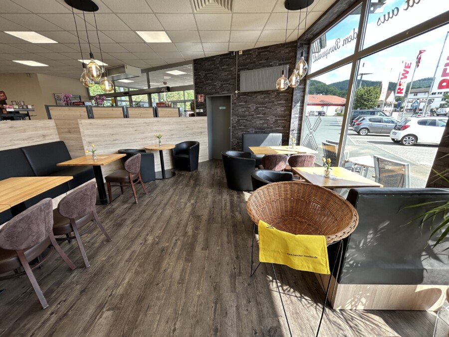 Bäcker Müller, Filiale in Biedenkopf, Am Seewasem, Cafe-Bereich mit Tischen und Stühlen