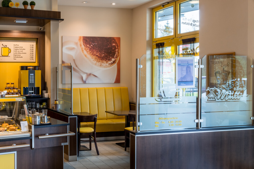 Bäcker Müller, Filiale in Burgwald-Ernsthausen, Marburger-Strasse, Ansicht Bereich Cafe mit Stühlen und Couch