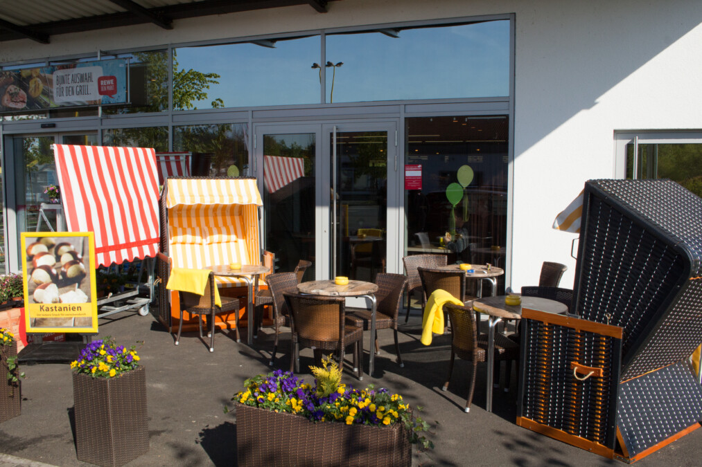 Bäcker Müller, in Cölbe, Industriestrasse, Ansicht Außenbereich mit Strandkörben, Stühlen. und Tischen