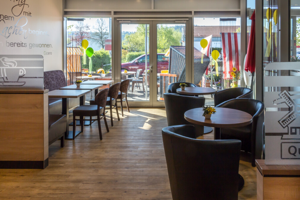 Bäcker Müller, in Cölbe, Industriestrasse, Ansicht Cafe-Bereich mit Sesseln, Stühlen und Tischen