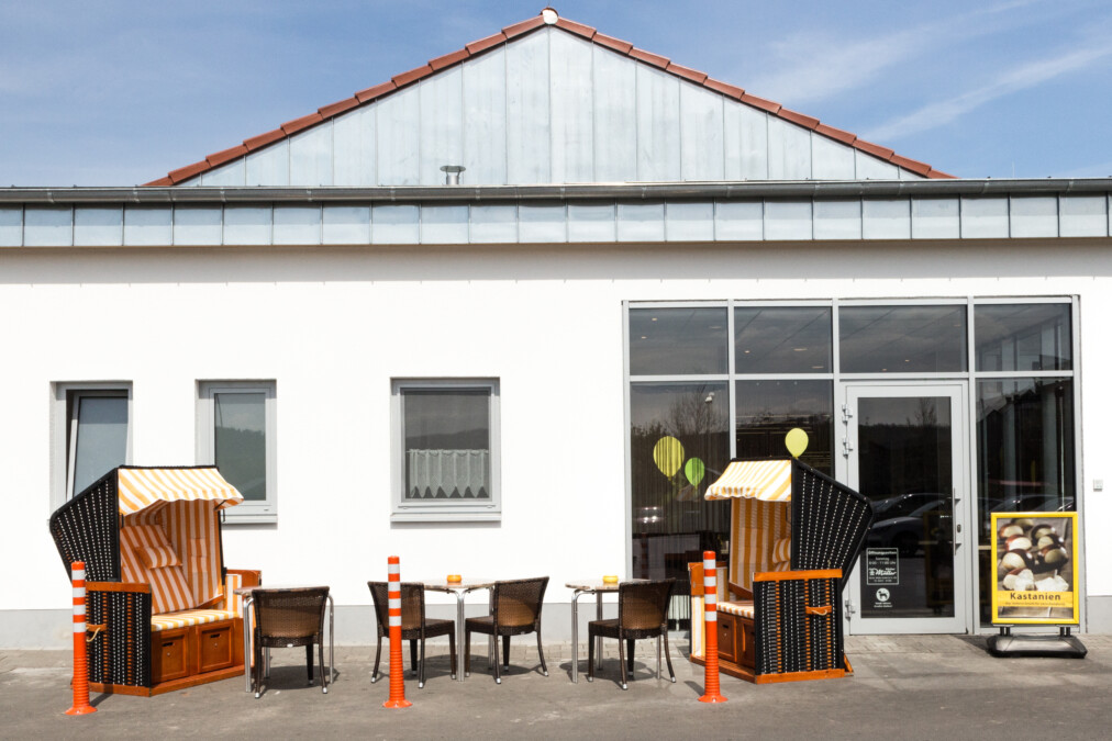Bäcker Müller, Filiale in Dreihausen, Alte-Landstrasse, Außen-Ansicht mit Strandkörben, Stühlen und Tischen