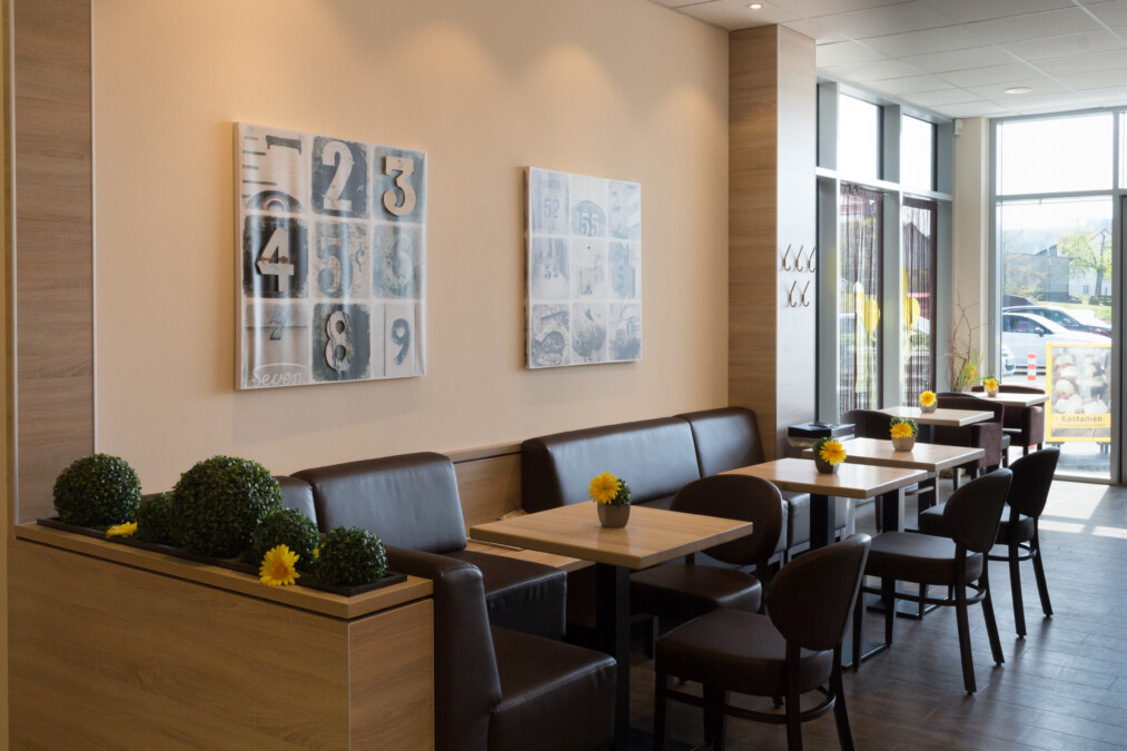 Bäcker Müller, Filiale in Dreihausen, Alte-Landstrasse, Cafe-Bereich mit Stühlen und Bänken