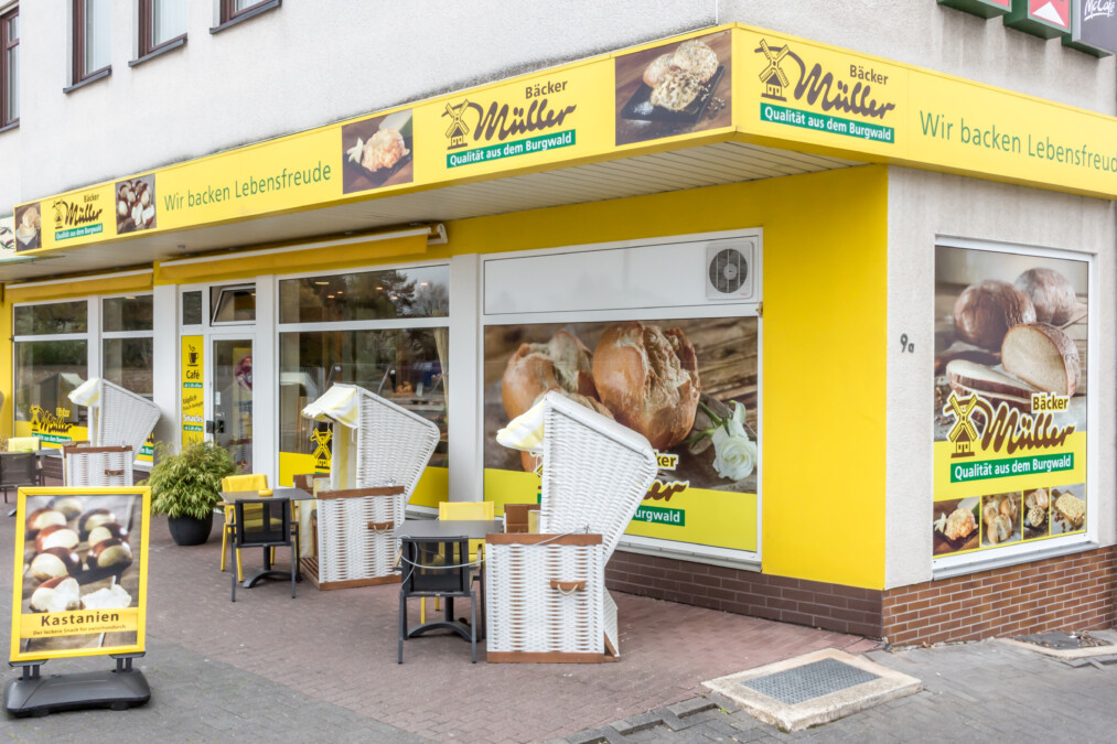 Bäcker Müller, Filiale in Frankenberg-Eder, Röddenauer-Strasse, Ansicht von Außen mit Strandkörben, Stühlen und Tischen