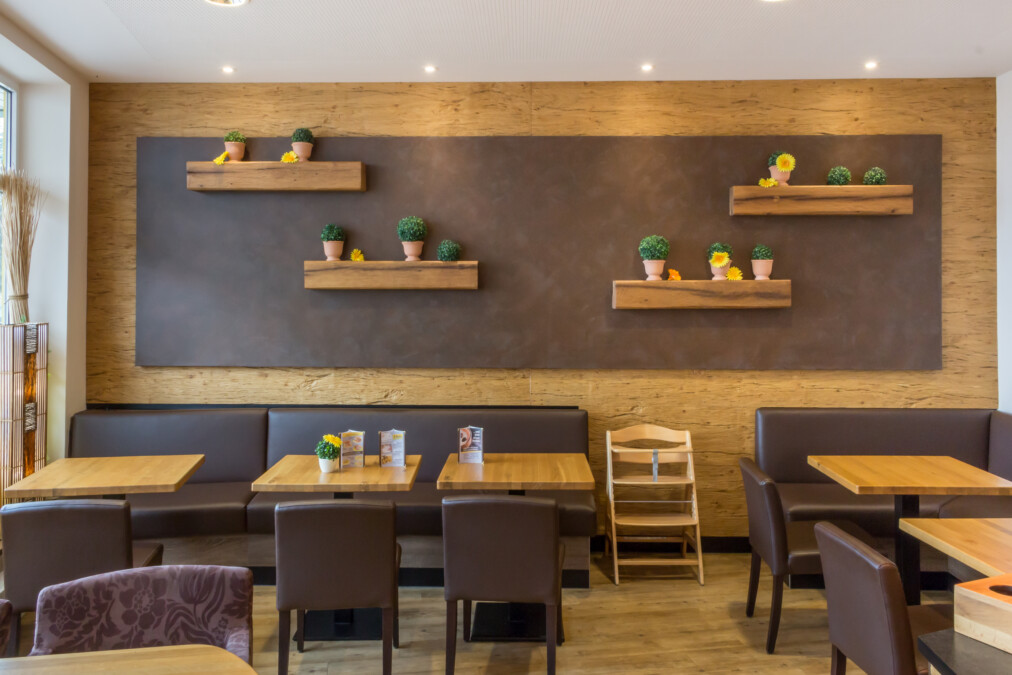 Bäcker Müller, Filiale in Frankenberg-Eder, Röddenauer-Strasse, Ansicht von Cafe-Bereich mit Bänken, Stühlen und Tischen