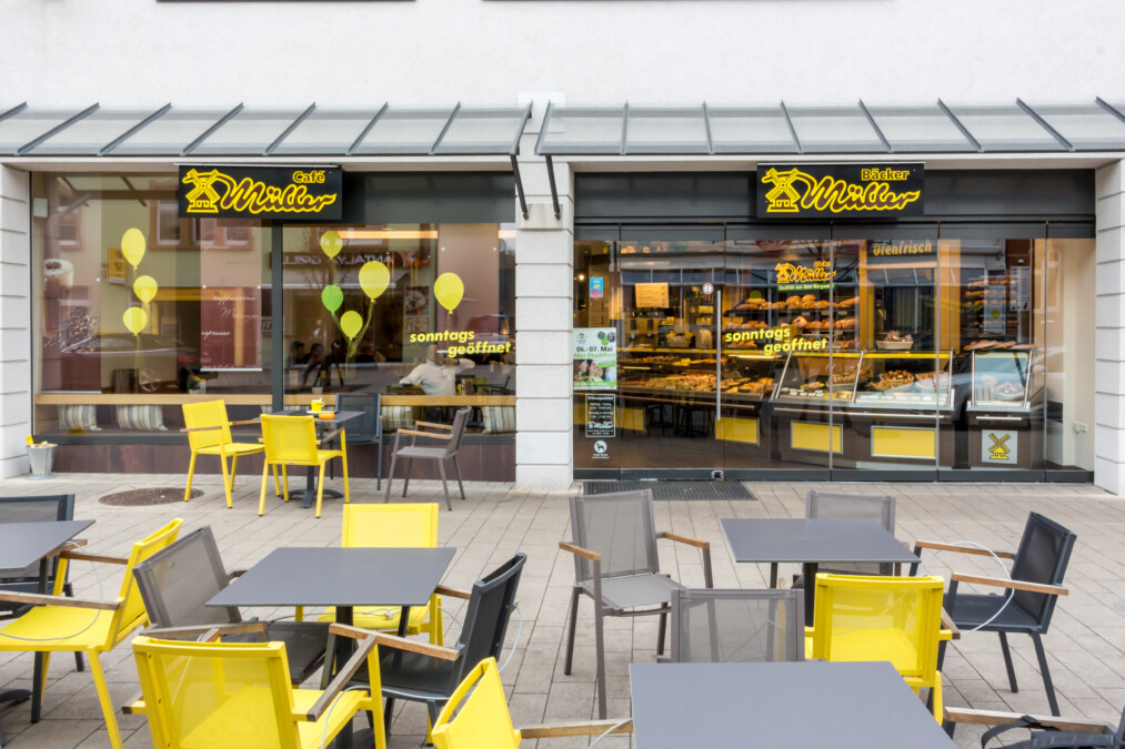 Bäcker Müller, Filiale in Frankenberg, Bahnhofstrasse, Ansicht von Außen mit Tischen und Stühlen
