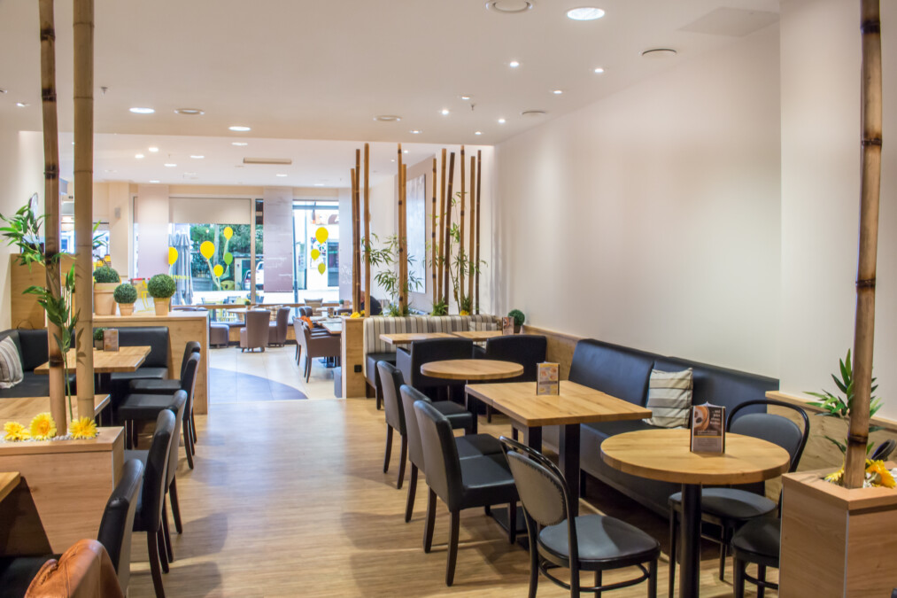 Bäcker Müller, Filiale in Frankenberg, Bahnhofstrasse, Ansicht der Cafe-Bereich mit Stühlen, Tischen uns Sitzbänken