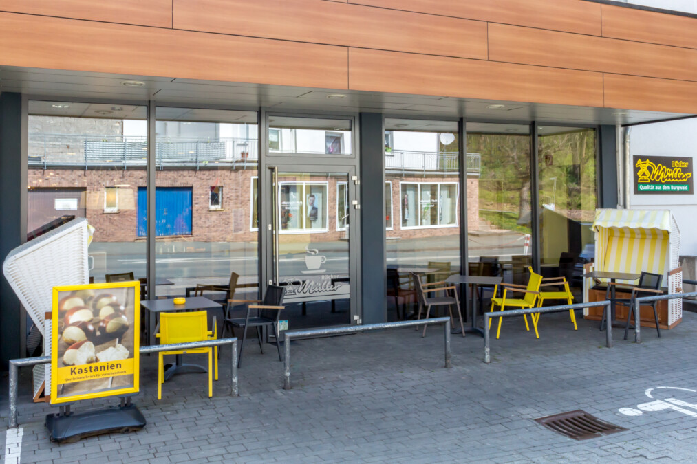 Bäcker Müller, Filiale in Frankenberg, Hainstrasse, Außen-Ansicht mit Tischen und Stühlen und Strandkörben