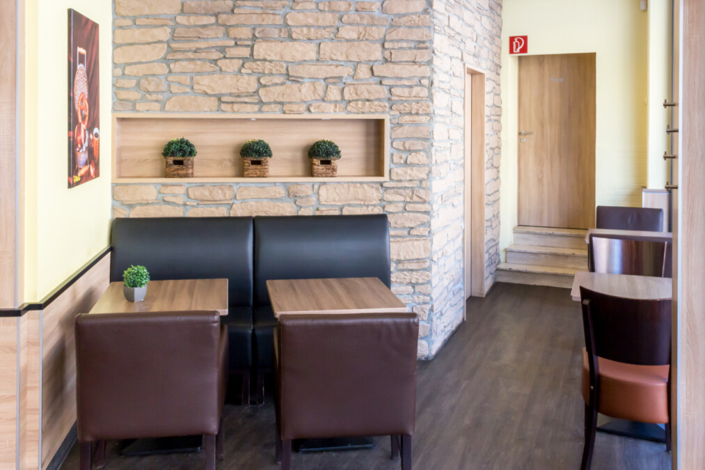 Bäcker Müller, Filiale in Frankenberg, Hainstrasse, Cafe-Bereich mit Stühlen und Tischen
