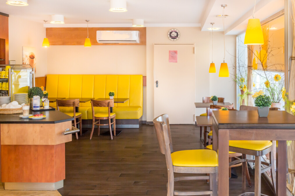 Bäcker Müller, Filiale in Großen-Buseck, Bismarckstrasse, Cafe-Bereich mit Stühlen, Tischen und Sitzbank