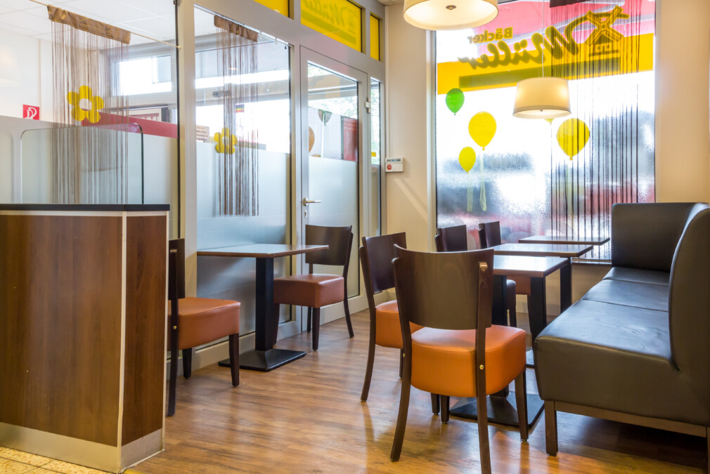 Bäcker Müller, in Giessen, Marburger-Strasse, Ansicht Cafe-Bereich mit Stühlen, Eckbank und Tischen