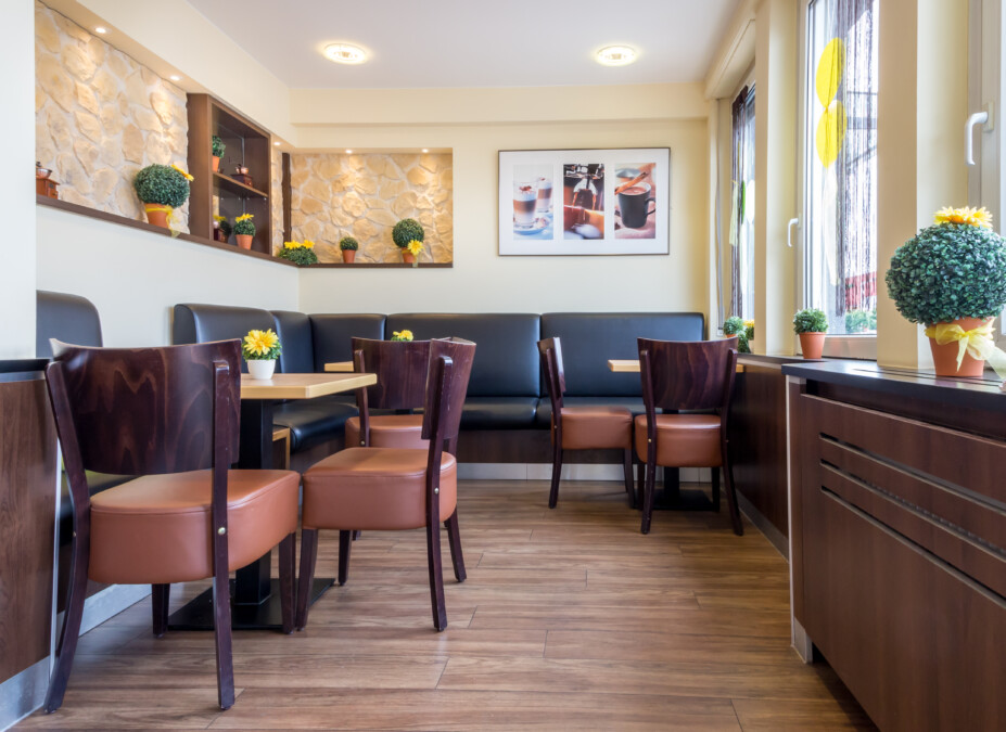 Bäcker Müller, Filiale in Gießen, Schiffenberger-Straße, Ansicht Bereich Cafe mit Stühlen