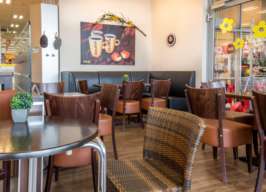 Bäcker Müller, in Grünberg, Hegweg, Ansicht Cafe-Bereich mit Sitzbank, Stühlen und Tischen