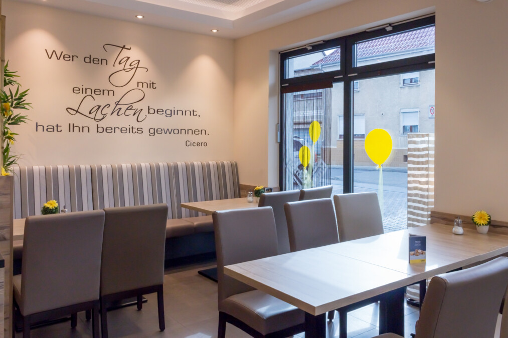 Bäcker Müller, Filiale in Lahnau-Waldgirmes, Dorlarer-Strasse, Ansicht Cafe-Bereich mit Sitzmöglichkeit