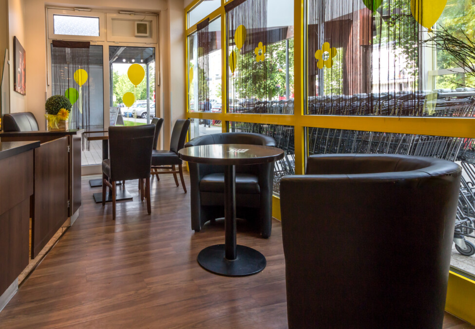 Bäcker Müller, in Marburg-Richtsberg, Am Richtsberg, Ansicht Cafe-bereich mit Sesseln, Stühlen und Tischen