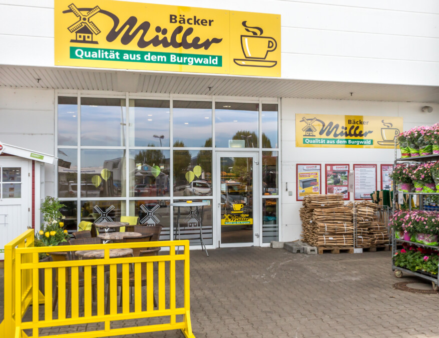 Bäcker Müller, Filiale in Marburg, Afföllerstraße, Außen-Ansicht mit Tischen und Stühlen