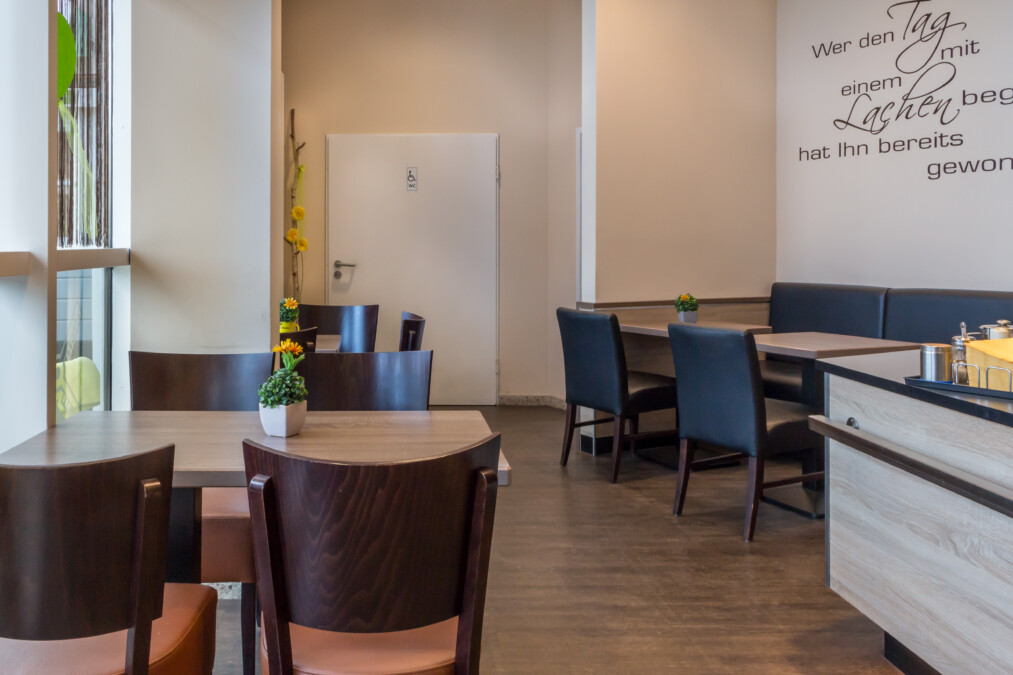 Bäcker Müller, Filiale in Marburg, Afföllerstraße, Ansicht Cafe-Bereich mit Tischen und Stühlen