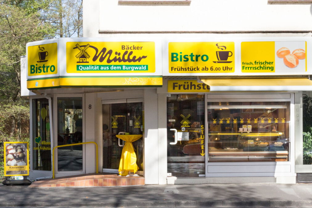 Bäcker Müller, Filiale in Marburg, Bahnhofstrasse, Außen-Ansicht mit Stehtisch