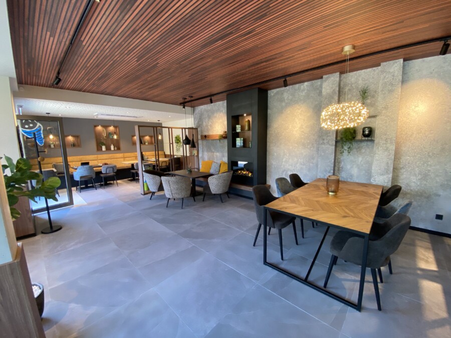 Bäcker Müller, Filiale in Marburg, Giesselberger Straße, Cafe-Bereich mit Tischen und Stühlen