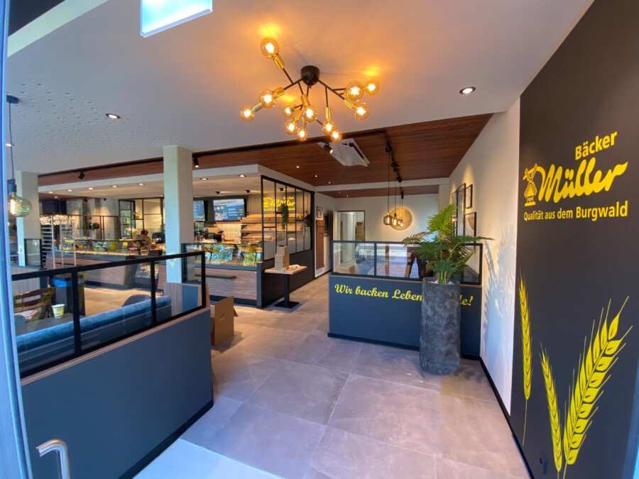 Bäcker Müller, Filiale in Marburg, Giesselberger Straße, Eingangsbereich mit Verkaufstheke