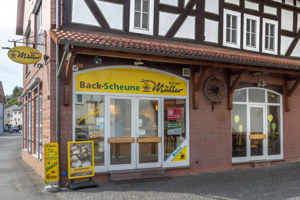 Bäcker Müller, Filiale in Marburg, Wehrdaer-Strasse, Ansicht von Außen mit dem Schild: Back-Schuene