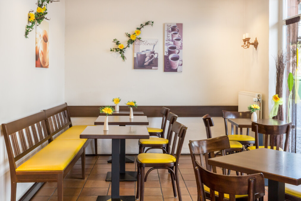 Bäcker Müller, Filiale in Marburg, Wehrdaer-Strasse, Cafe-Bereich mit Sitzbank, Stühlen und Tischen