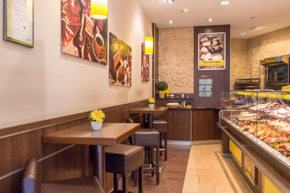 Bäcker Müller, Filiale in Marburg, Wettergasse, Ansicht Cafe-Bereich mit Tischen und Stühlen