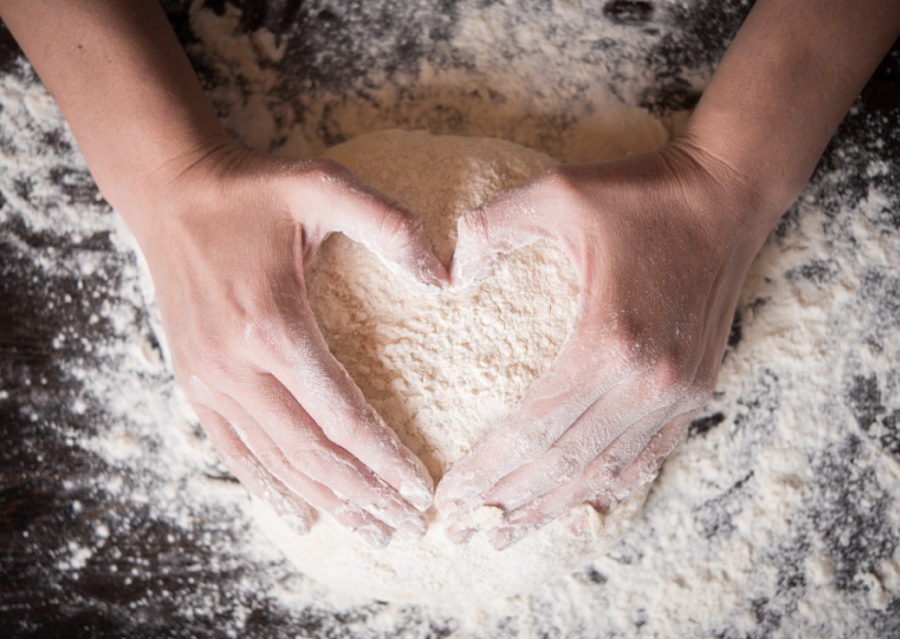 Bäcker Müller, Bild mit Händen und bemehlte Arbeitsfläche, die Hände formen einen Herz im Mehl