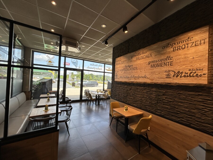 Bäcker Müller, Filiale in Neuental, Am Kronberg, Eingangsbereich mit Tischen und Stühlen