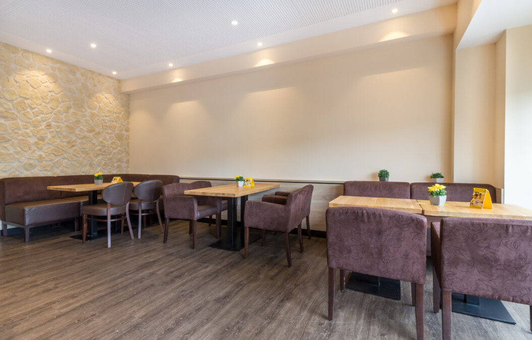 Bäcker Müller, Filiale in Pohlheim, Giessener-Strasse, Ansicht Cafe-Bereich mit Polsterstühlen und Tischen