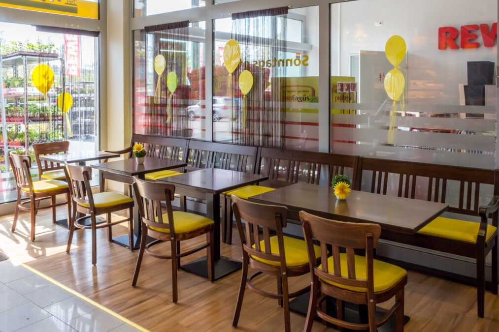 Bäcker Müller, in Rabenau-Londorf, An der Mühle, Ansicht Cafe-Bereich mit Tischen, Sitz-Bänken und Tischen