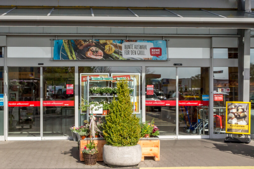 Bäcker Müller, in Reiskirchen, Bänningerstrasse, Ansicht von Außen, Eingangsbereich bei REWE