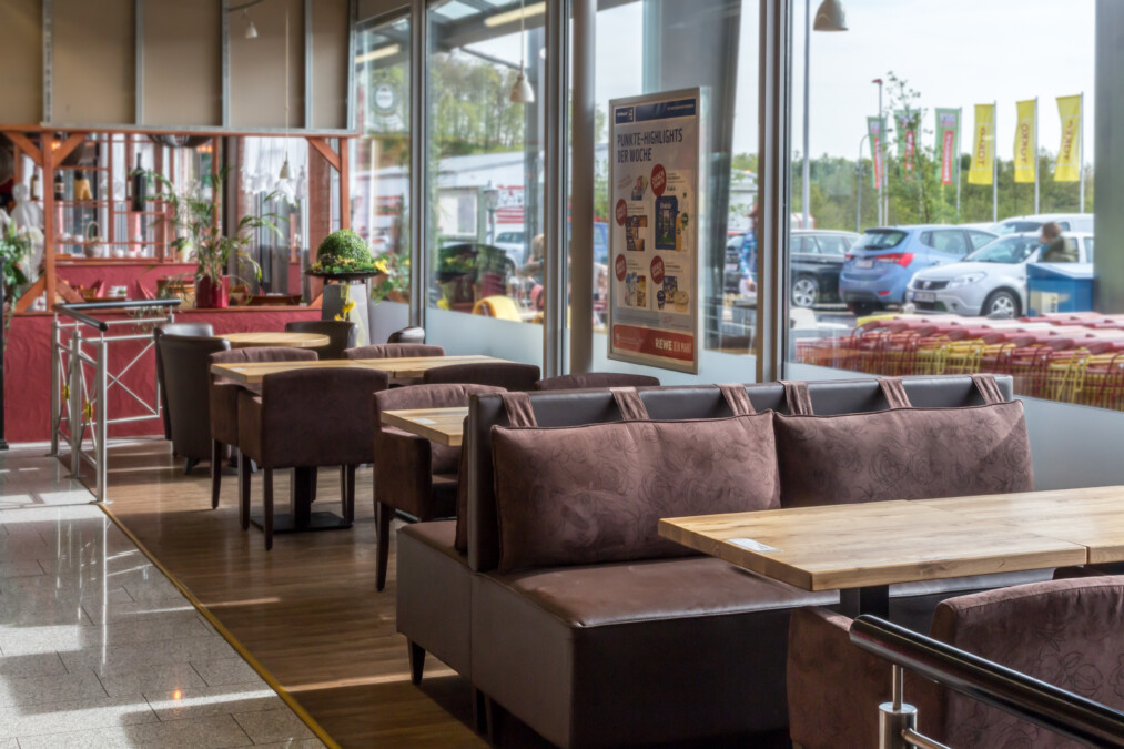 Bäcker Müller, in Reiskirchen, Bänningerstrasse, Ansicht Cafe-bereich mit Bänken, Stühlen und Tischen