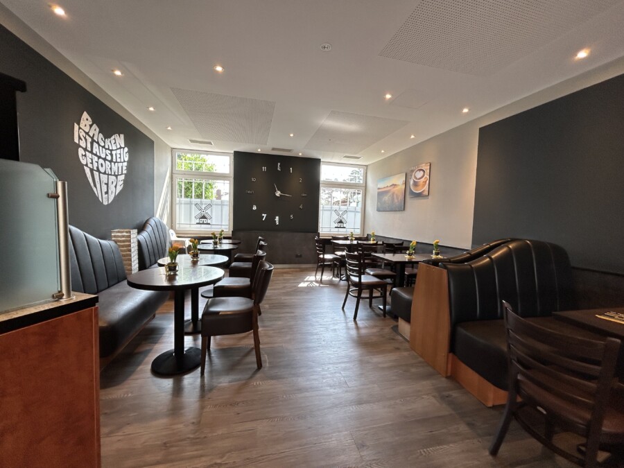 Bäcker Müller, Filiale in Stadtallendorf, Niederkleiner Straße, Cafe-Bereich mit Sitzbänken, Tischen und Stühlen