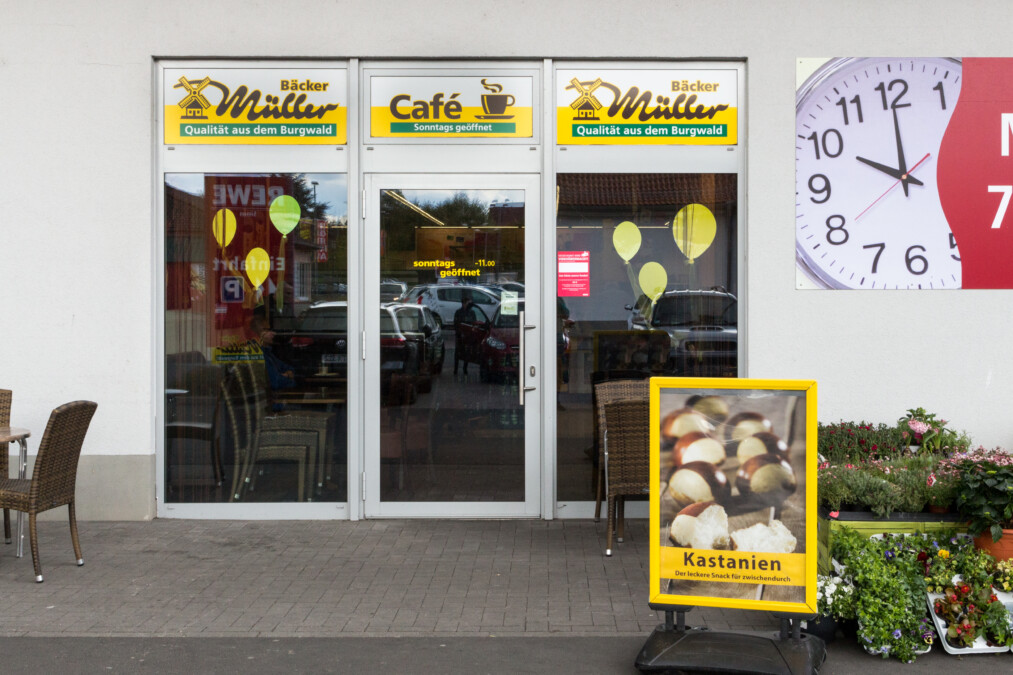 Bäcker Müller, Filiale in Staufenberg-Mainzlar, Marktstrasse, Außen-Ansicht mit Eingangsbereich