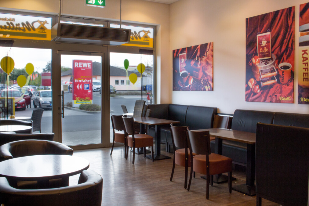 Bäcker Müller, Filiale in Staufenberg-Mainzlar, Marktstrasse, Cafe-Bereich mit Stühlen, Tischen und Bänken
