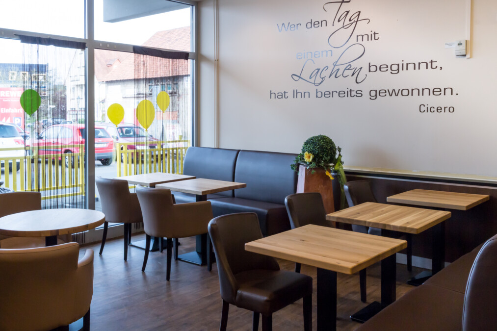 Bäcker Müller, Filiale in Wetter, An der Bleiche, Cafe-Bereich mit Stühlen und Tischen