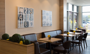 Bäcker Müller, Ansicht Cafe-Bereich in einer Filiale